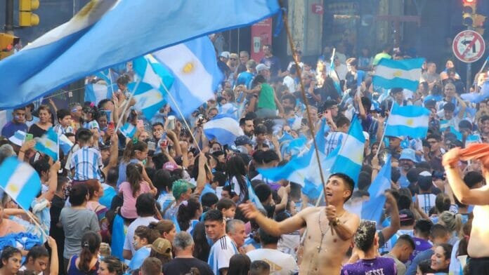 La selección argentina vuelve a casa exultante y el presidente declara el día festivo