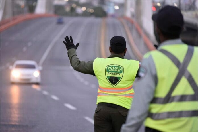 DIGESETT se traslada a Higüey junto a la gobernadora cascos protectores a motociclistas para reducir la tasa de accidentes