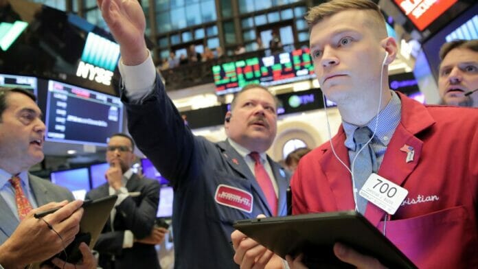 Wall Street abre su última sesión en rojo y el Dow Jones baja un 0,49 %