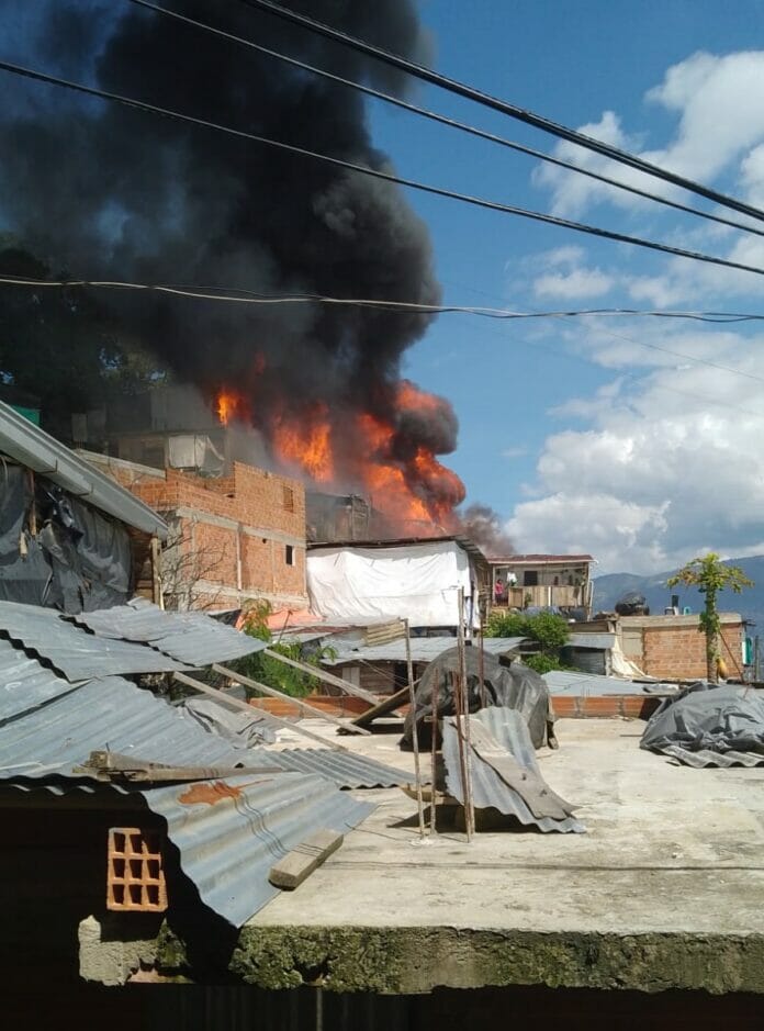 Pánico en Medellín por incendio de gran magnitud: 20 viviendas fueron consumidas