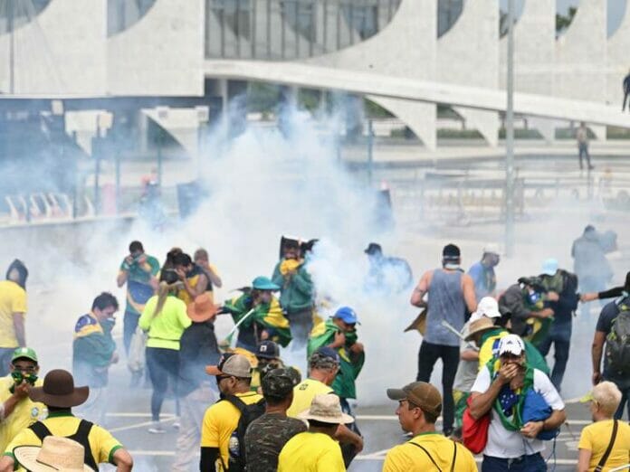 Bolsonaristas invaden el Congreso y el Palacio presidencial y piden al Ejército derrocar a Lula