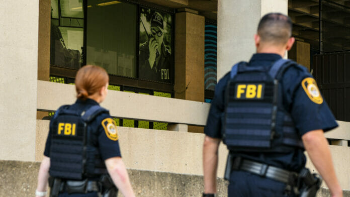 Exfuncionario de alto rango de FBI acusado de aceptar sobornos