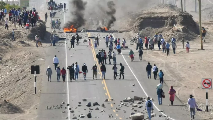 Siguen las protestas en Perú mientras el Gobierno promete investigar la violencia policial