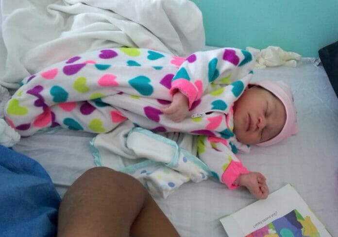 Roban recién nacida en Maternidad San Lorenzo de Los Minas