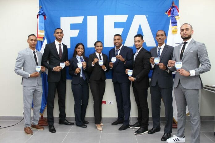Trece árbitros dominicanos recibieron sus gafetes FIFA