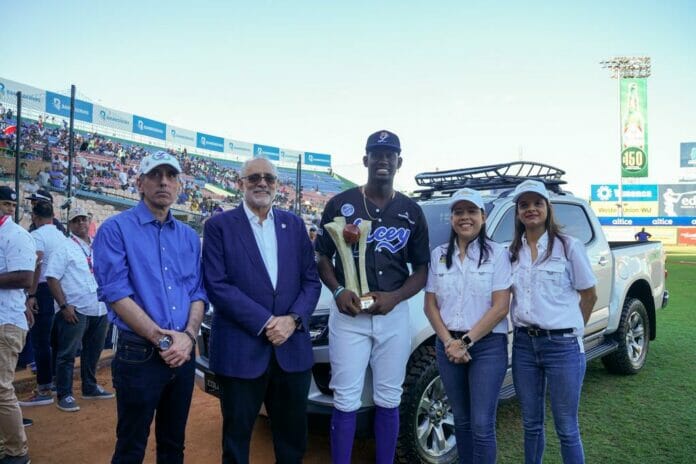 Santo Domingo Motors premia Ronny Mauricio el MVP de Lidom con una camioneta