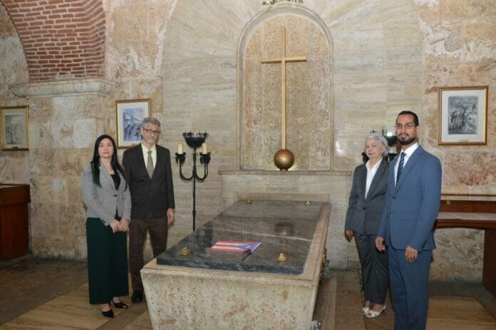 UNIREMHOS deposita ofrenda floral en el Panteón de la Patria por natalicio de Eugenio María de Hostos