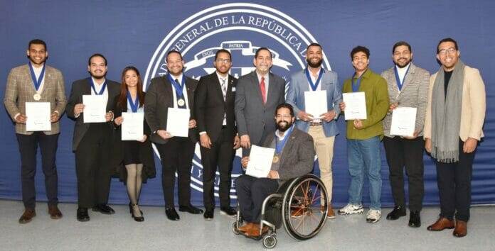 Ministerio de la Juventud y Consulado reconocen 14 jóvenes dominicanos en Nueva York