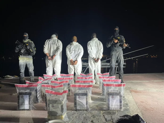 Detienen a dos dominicanos y un haitiano con 112 paquetes de coca