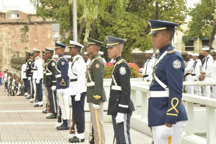 Militares tributan legado de Duarte con Himnos y ofrendas florales