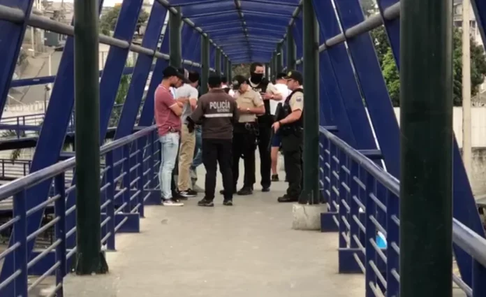 Encuentran la cabeza de un hombre en un paso peatonal de Guayaquil, Ecuador