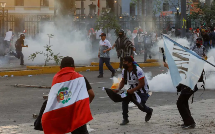 La presidenta de Perú acusa a los manifestantes de querer quebrar el Estado de derecho