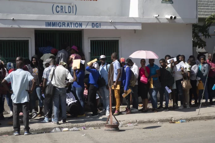Haitianos tratan de aprovechar vía legal para llegar a EEUU