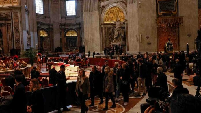 Al menos 65,000 feligreses despiden al papa emérito en capilla del Vaticano