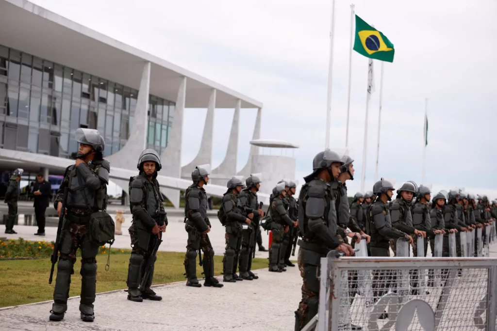 Oficiales del ejército montan guardia frente al Palacio de Planalto, en Brasilia, Brasil, 11 de enero de 2023.