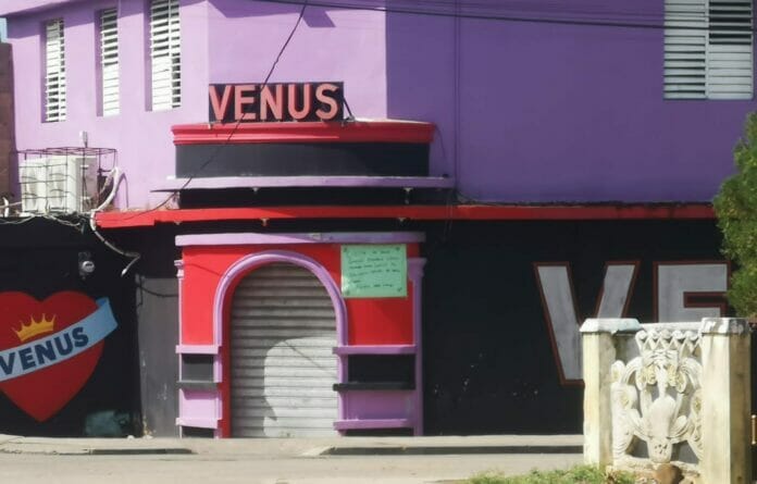 Un muerto y dos heridos deja un tiroteo en discoteca Venus de Sabana de la Mar