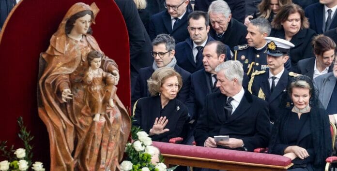 La reina emérita Sofía, de luto y en primera fila en el funeral de Benedicto XVI