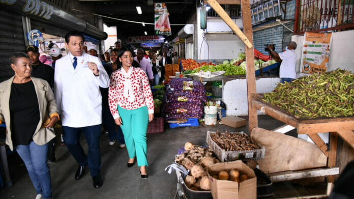 Ministro de Salud recorre Mercado Municipal de El Almirante