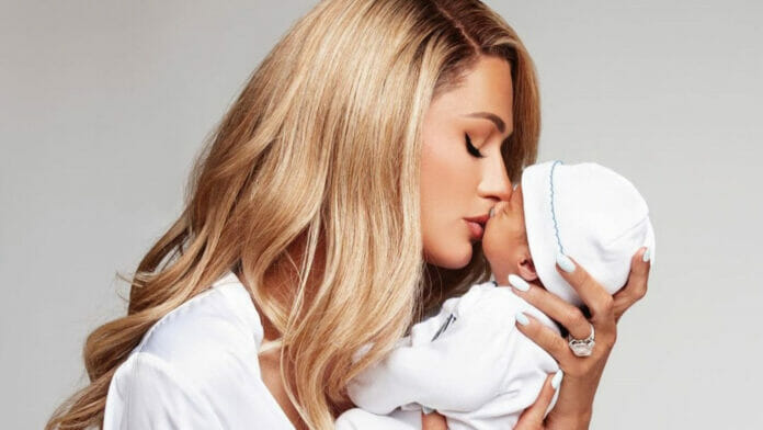 Paris Hilton mostró por primera vez a su bebé
