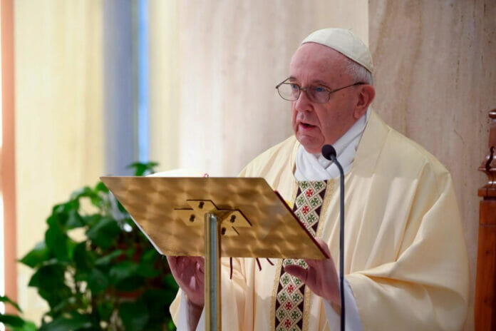 El papa reaparece para la bendición Urbi et Orbi y condena “la carrera de rearme”