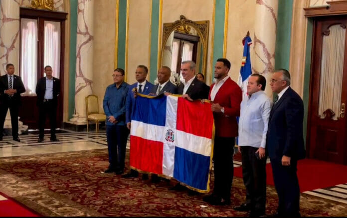 Luis Abinader abanderó selección de béisbol que irá al Clásico