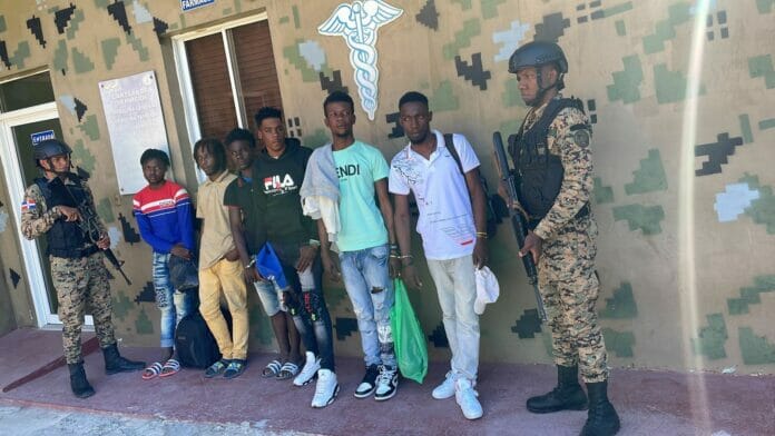 Ejército apresa a seis haitianos en la frontera; presume forman parte de bandas armadas