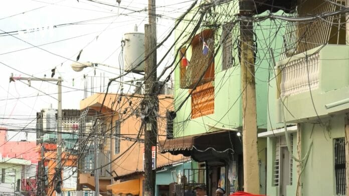 Maraña de cables pone en peligro residentes Simón Bolívar