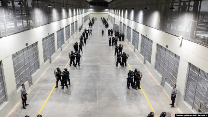 El Salvador presenta Cárcel con capacidad para unos 40.000 pandilleros