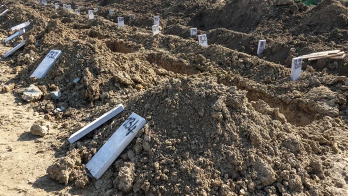 Cavan fosas para los miles de muertos en Turquía y Siria