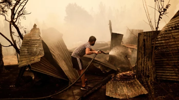 Los incendios forestales en Chile no ceden y dejan ya al menos 22 muertos