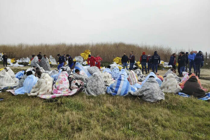 Barco de migrantes se estrella en Italia causando muertes