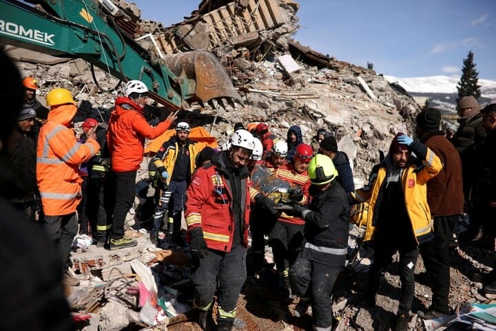 Rescatistas llevan a un sobreviviente hallado bajo los restos de un edificio en Karamanmaras, Turquía, este miércoles.
