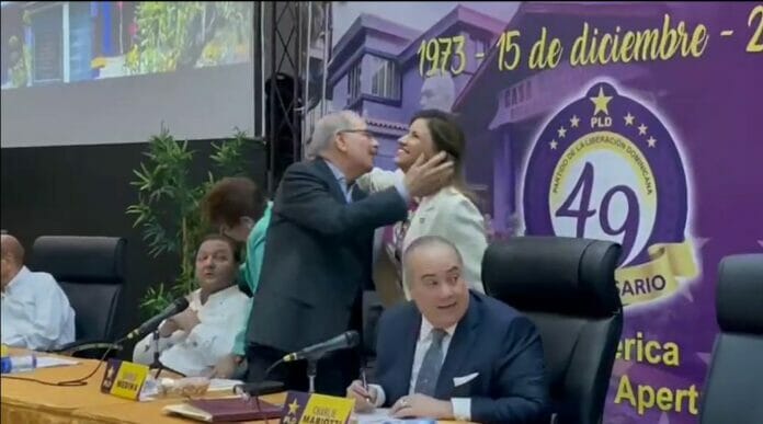¡Entre abrazos y sonrisas! reaparece Margarita en reunión comité político PLD