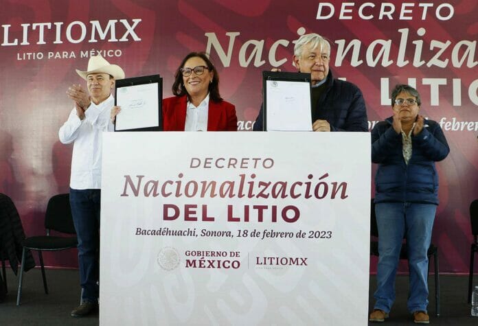 Lopez Obrador firma decreto que nacionaliza el litio en México