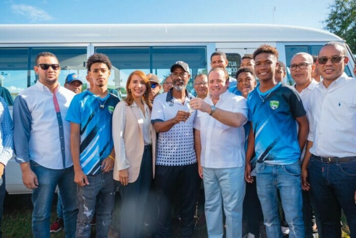 Paliza entrega autobuses a estudiantes y deportistas de Puerto Plata