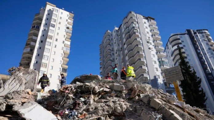 Suben a más de 6.200 las muertes por sismo en Turquía y Siria