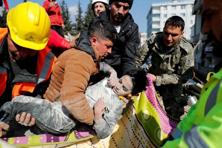 Otro rescate bajo las ruinas en Hatay, Turquía, este miércoles.