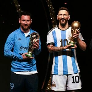 Messi junto a la Estatua