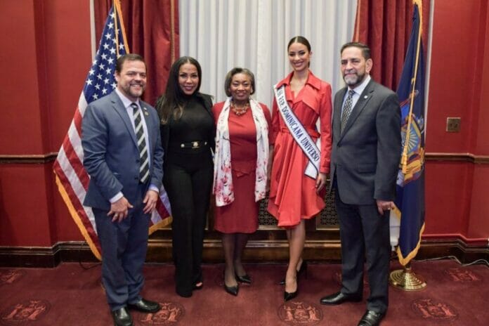 Miss Universo RD y Cónsul dominicano obtienen resolución del Senado de NY