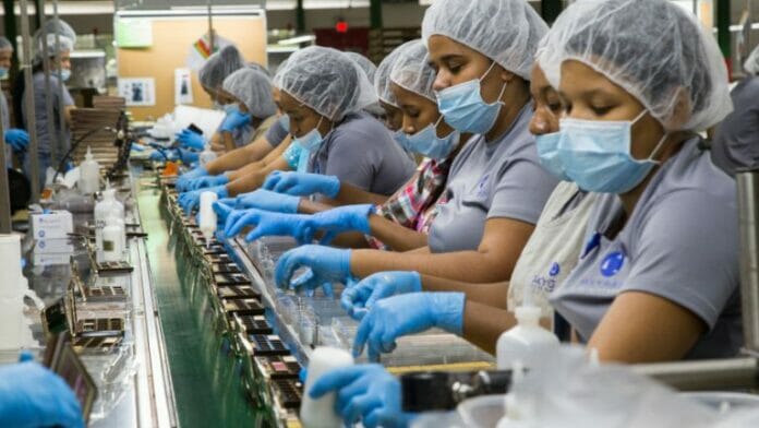 Empleadas manufactureras ganan por encima del promedio, según estudio