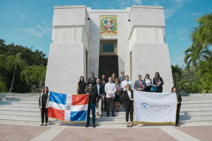 Dominicana de Seguros deposita ofrenda floral en conmemoración al Mes de la Patria
