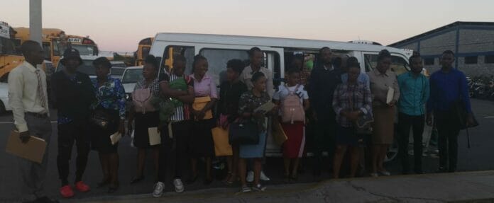 Migración apresa minibús con 18 haitianos ilegales en la capital
