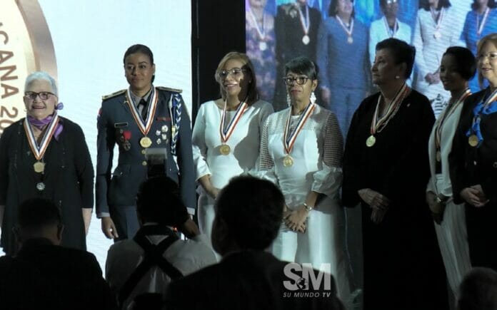 Reconocen 14 dominicanas con Medalla al Mérito por trayectoria