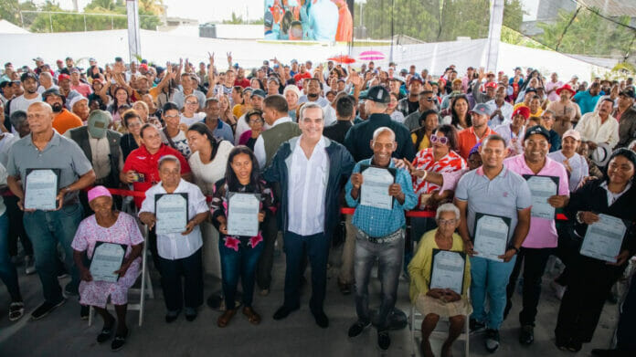 Gobierno entrega 1,183 títulos de propiedad en El Pocito, Montecristi