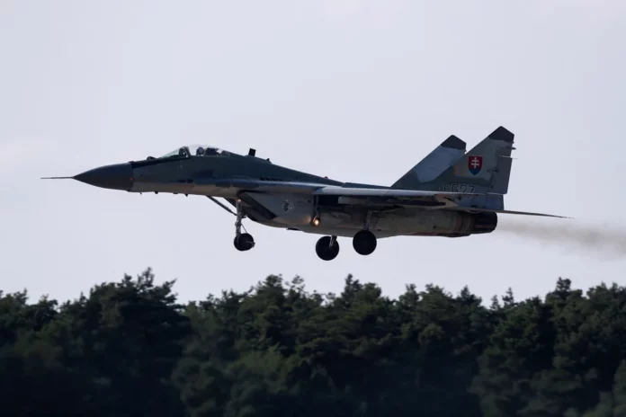 Polonia anunció que le enviará aviones de guerra a Ucrania: es el primero país de la OTAN