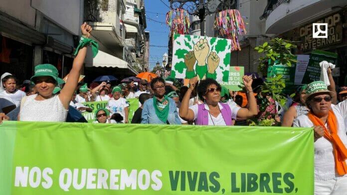 Mujeres dominicanas marchan en la calle el Conde por despenenalizacion del aborto