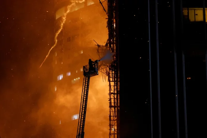 Enorme incendio en un rascacielos en construcción en Hong Kong: hay al menos dos heridos
