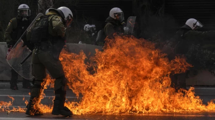 Grecia: choques entre policías y manifestantes tras letal accidente de trenes