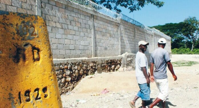 Derriban casas para construir el muro fronterizo entre Haití y RD