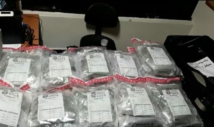 Incautan en el AILA 138 paquetes de marihuana distribuidos en seis maletas